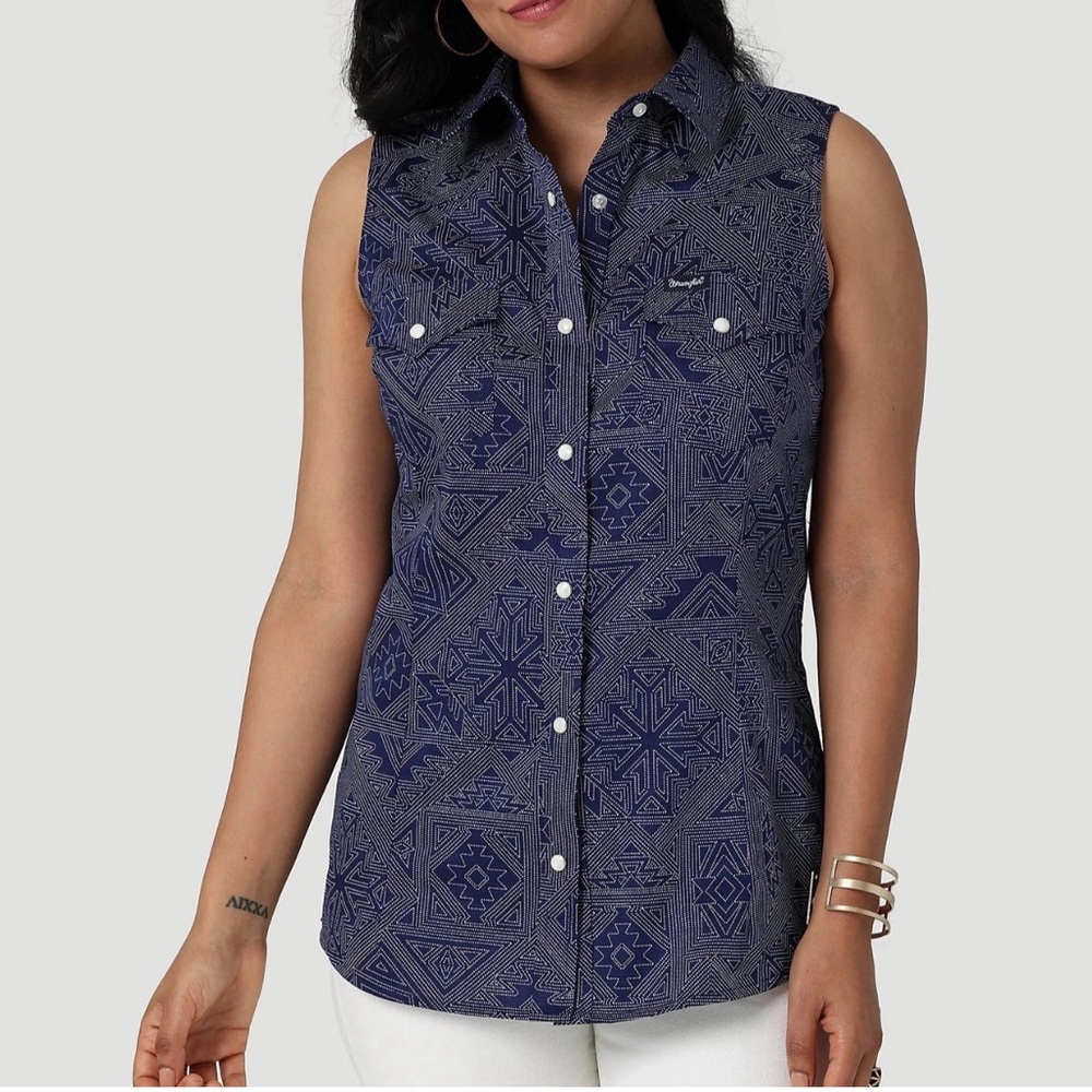 Wrangler brand vintage style size XL. Navy blue with white detail. Like new.